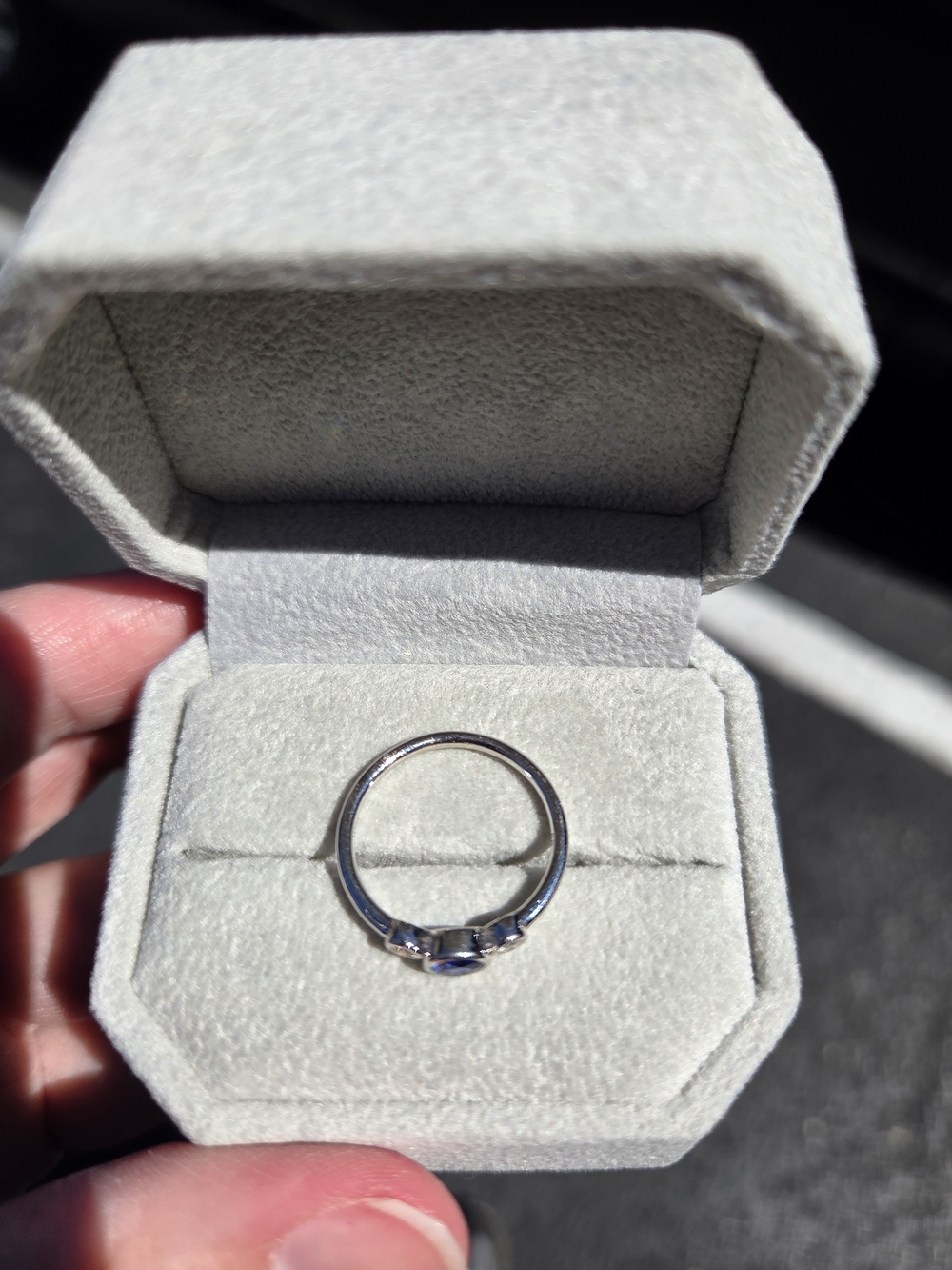 Blue Sapphire and Diamond 18k White Gold Ring Sz 6.25 - Picture 3 of 4